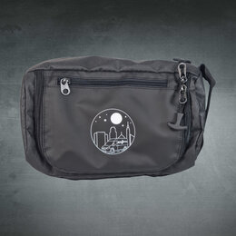 Schwarze Kosmetiktasche mit weißem BOOXpress-Logo auf der Vorderseite bedruckt