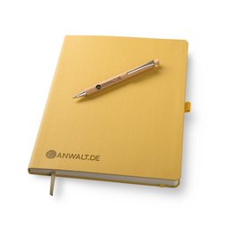 Druckkugelschreiber aus Holz mit Werbedruck und nachhaltiges Werbe-Notizbuch aus Apfeltrester