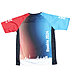 Rückseite eines kurzärmligen Laufshirts mit blau-rotem Farbverlauf, Punktmuster, weißer Skyline-Grafik und Schriftzug Rookie 2024 auf weißem Hintergrund