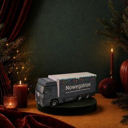 LKW Adventskalender mit Logo von Nowegatron in weihnachtlicher Inszenierung