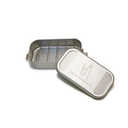 Lunch- und Brotzeitbox aus Metall mit Logo-Prägung, verpackt im bedruckten, wiederverwendbaren Brotzeitbeutel aus Baumwolle