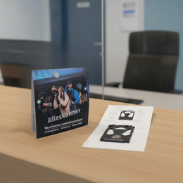 Multitool in Klappkarte offen und geschlossen auf dem Tresen eines Büros.