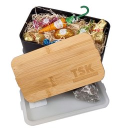 Schwarze, doppelstöckige Werbe-Lunchbox mit abgenommenem Bambusdeckel, der ein eingraviertes Logo TSK trägt.