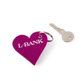 Nachhaltiger formgestanzter Herz Filz-Schlüsselanhänger in pink mit Logodruck