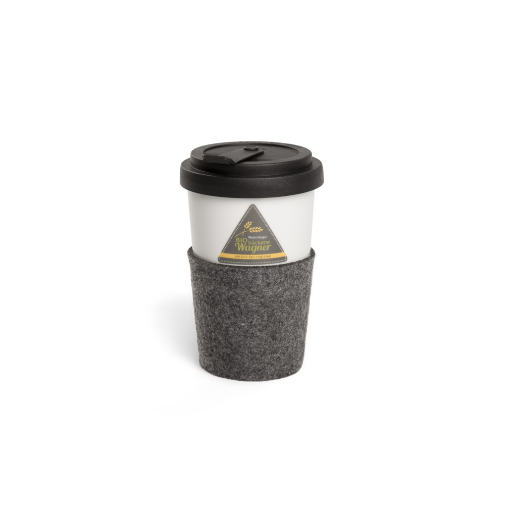 Klimaneutraler, spülmaschinengeeigneter, bedruckter Coffee to go Becher für Biobäckerei Wagner mit Filz-Banderole
