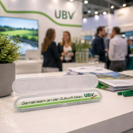 Bedruckte Nagelfeile in transparenter Klappbox mit dem UBV-Logo auf einem Infostand einer Wahlkampfmesse