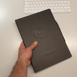 Notizbuch Ivory Line, Format A4, lederähnlicher Tucson-Einband mit Logoprägung