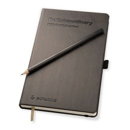 edles Notizbuch Ivory Line Q25 in schwarz mit Logoprägung für m motions