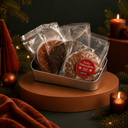 Elisenebkuchen mit Logo-Werbesticker in einer Box in einem weihnachtlichen Fotosetting