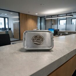 Edelstahl-Lunchboxen als Werbemittel mit Lasergravur Bayerisches Landeskriminalamt Bayern auf Theke.
