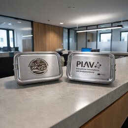 Edelstahl-Lunchboxen als Werbemittel mit Lasergravur Bayerisches Landeskriminalamt Bayern auf Theke.