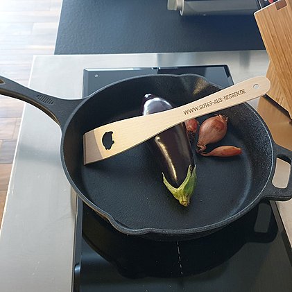 Pfannenwender aus Buchenholz mit Firmenlogo als Lasercut