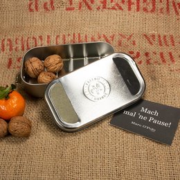 Hochwertige Lunchbox aus Weißblech mit Logoprägung