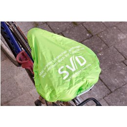 Schützt vor Verschmutzung und Regen, der praktische Sattelschutz mit Firmenlogo