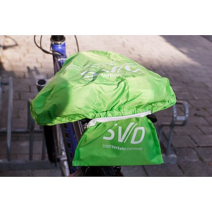 Schnell aufgezogen, schnell verstaut, Sattelschutz mit Firmenwerbung bedruckt