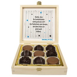 Leckere Pralinen in edler Holzschachtel