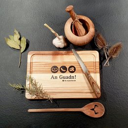 Schneidebrett mit  Saftrille aus Eschenholz mit Werbe-Einbrand