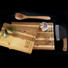 Schneidebrett mit Saftrille aus Akazienholz mit Firmenlogo graviert 