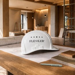 Bauhelm mit Logo bedruckt als Werbemittel auf der Baustelle