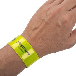 Das Snap-Armband lässt sich einfach ums Handgelenk schnappen, ohne verklebt oder verklettet zu werden.