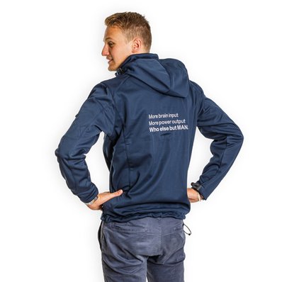 Für Arbeit und Outdoor: Softshell-Jacke &quot;Alberta&quot; für Damen und &quot;Ontario&quot; für Herren mit Logo und Firmenslogan bestickt