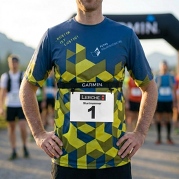 Bedrucktes Startnummerband mit Startnummer an einem Läufer mit Laufshirt auf einem Laufevent.