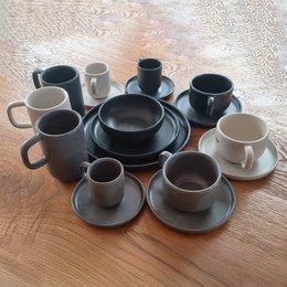 Mattes Keramik-Geschirrset als Werbemittel mit Tassen, Untertassen, Tellern und Schalen in schwarz, dunkelgrau, hellgrau