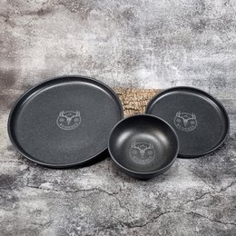 Drei dunkle Steingutgeschirrteile jedes Teil trägt mittig eine helle Gravur mit dem Wuiderer Logo und dem Schriftzug darunter.