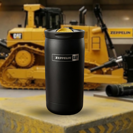 Schwarzer Edelstahl-Thermobecher als Werbeartikel mit Lasergravur „Zeppelin CAT“ vor Baumaschinen im Hintergrund.