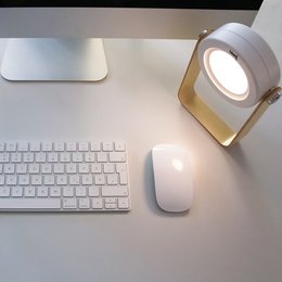 Werbe-Tischleuchte LED Lantern aus Vollholz und Metall, weiß, individuelle Logogravur auf Holz