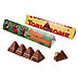 Personalisierte Toblerone Schachtel mit grüner Geschenkverpackung für Weihnachten und Toblerone Schokoladenstücken auf neutralem Hintergrund