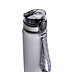 Detailansicht einer grauen Trinkflasche mit geschlossenem Sportverschluss und Trageschlaufe