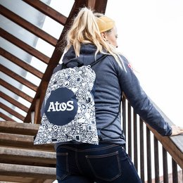 Zugbeutel mit Firmenwerbung bedruckt, ganz einfach per Kordelzug schließbar