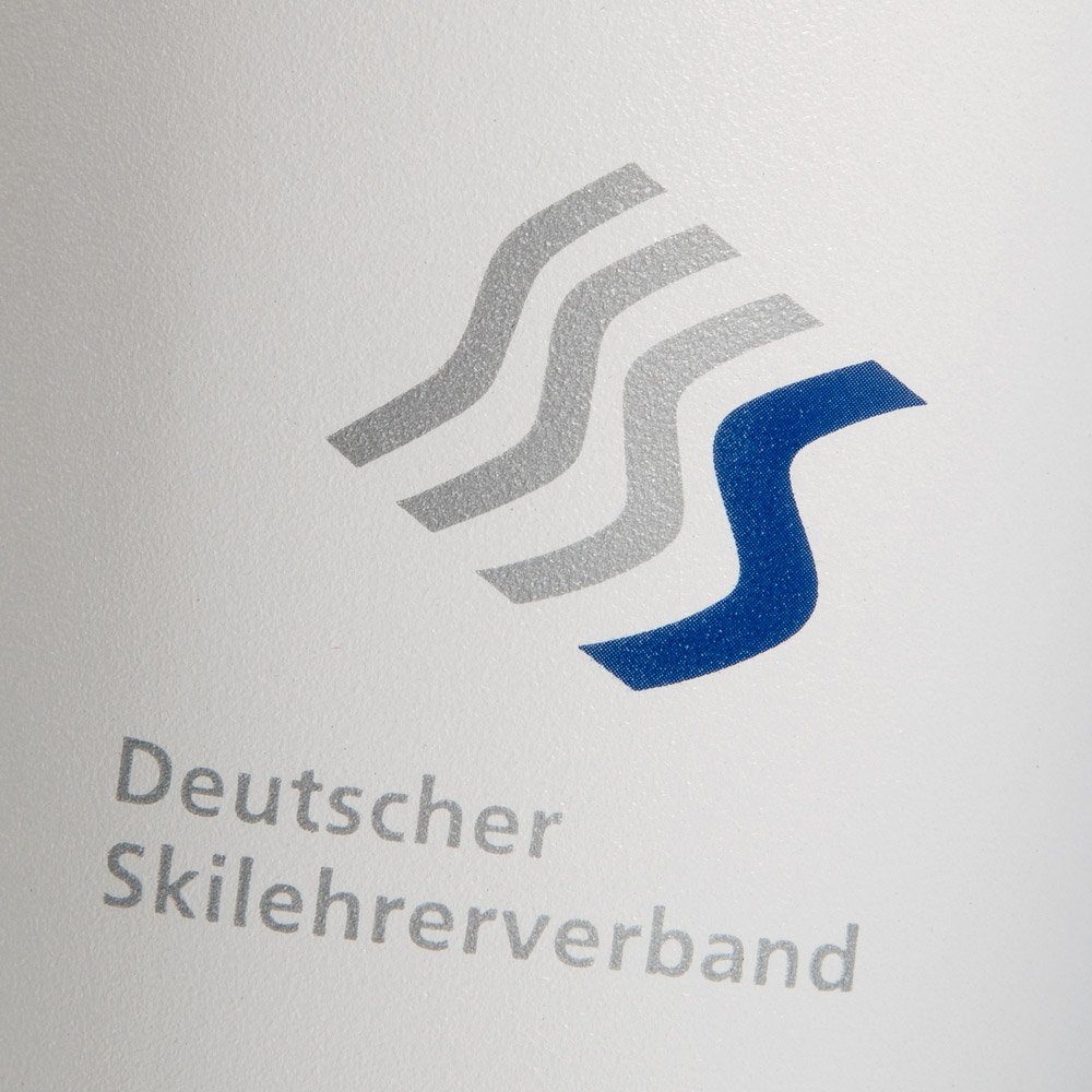 Auf der pulverbeschichteten Oberfläche kommt das Firmenlogo prägnant zur Geltung.
