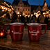 Zwei rote Henkelbecher mit weißem Logodruck von Sparkasse und Lagenser Weihnachtsmarkt auf Holztisch.