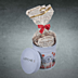 Geöffnete Dose mit weihnachtlichem Motiv, aus der in Folie verpackte Lebkuchen herausschauen, Deckel angelehnt mit Logo Lasergravur Lerche: individuell gebrandet