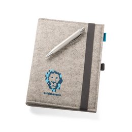 Nachhaltige Werbe-Schreibmappe aus hell-melierten Wool-Filz mit Logo-Druck in blau.