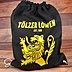 Schwarzer Textil-Werbemittel-Turnbeutel mit gelbem Logodruck der Tölzer Löwen und Kordelzugverschluss auf Holzboden