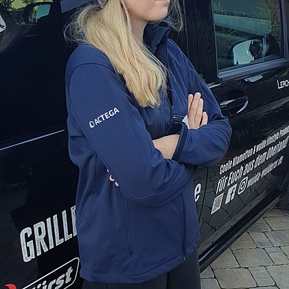 Softshell Werbejacke mit hochwertigem Logostick