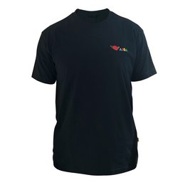 Schwarzes Werbeartikel-T-Shirt aus Baumwolle mit farbig gesticktem AIDA-Logo auf der linken Brust, freigestellt dargestellt.