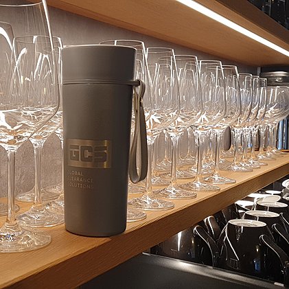 Stylischer Logo-Thermobecher hält 6 h warm und 12 h kalt