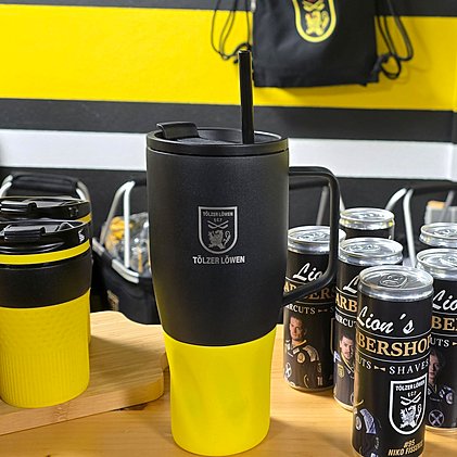 XXL Coffee-To-Go Becher Wembley mit gelber Silikonmanschette und hochwertiger Lasergravur