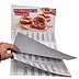 Hand blättert einen Wandkalender 2024–2025 mit mehrsprachigen Monatsseiten und Foto von Laugengebäck im Kopfbereich um.
