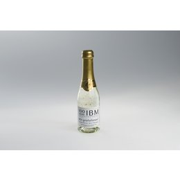 Werbemittel Sekt mit Goldflitter und individuellem Etikett