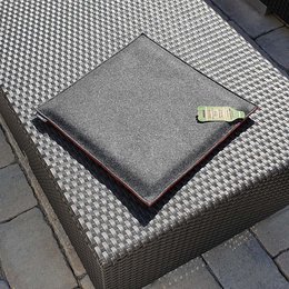 Zweifarbiges Sitzkissen aus recyceltem Filz mit eigenem Logo 