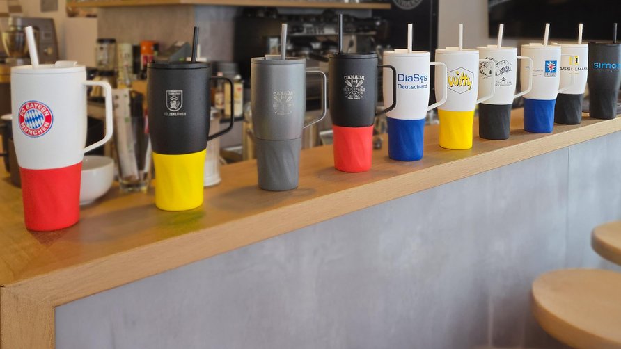 Topseller: WEMBLEY XXL Becher jetzt in Ihren Farben