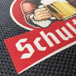 Nahaufnahme eines Textilpatches auf einem T-Shirt.