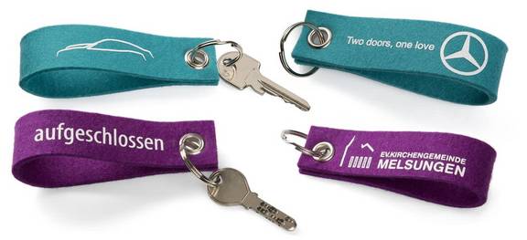 Beidseitig bedruckte Filz Schlüsselschlaufen in pink mit Logo und in grün mit Öse für den Schlüsselbund