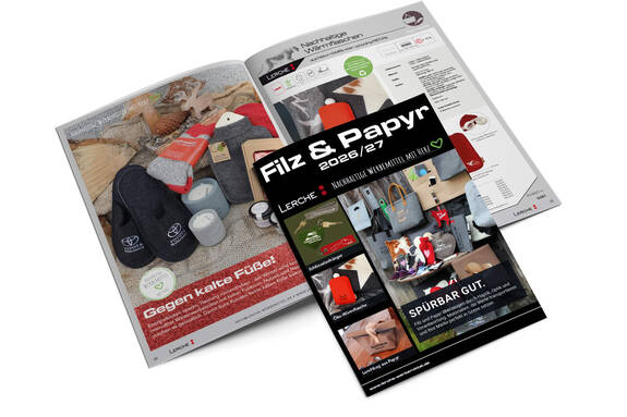 Filz-Werbeartikel Katalog Titelseite und augeschlagenes Exemplar auf neutralem Hintergrund fotografiert