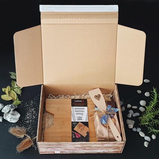 Logo drauf, Genuss drin! Massives und hochwertiges Profi-Schneidebrett aus Bambus mit rostfreiem Edelstahlgriff und Saftrille inklusive wertiger Logo-Lasergravur, Pfannenwender aus Holz mit Lasercut in Herzform, Edelstahl-Parmesanreibe und Bio Hartweizen Orecchiette, zusammengestellt als Werbe-Geschenkset GOURMET.